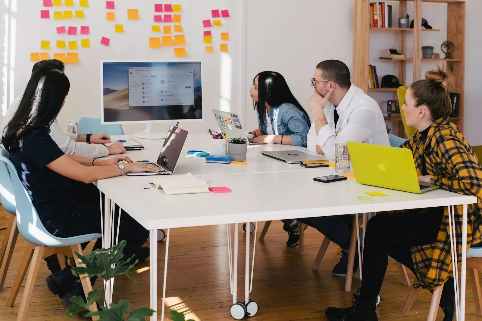 Dizüstü bilgisayarda CRM kullanan satış uzmanı